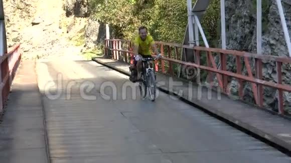 骑自行车的人骑在铺好的路上视频的预览图