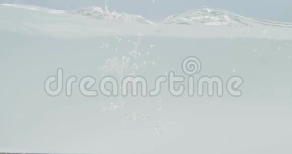成熟的甜樱桃落在水中在一个干净的白色背景和飞溅水中的空气气泡慢慢视频的预览图