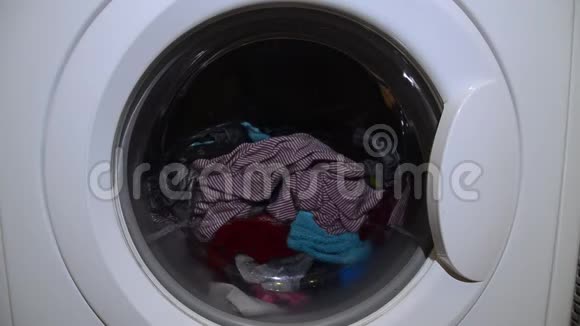 洗衣机滚筒洗彩色衣服视频的预览图