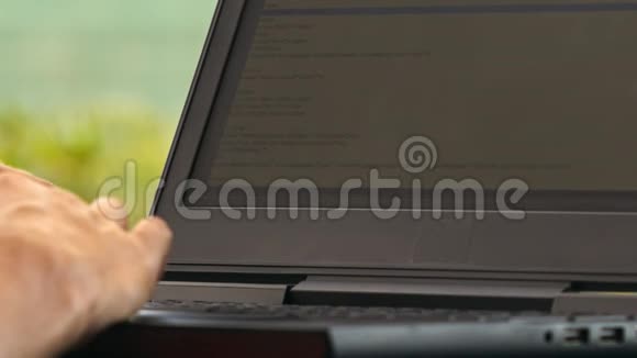带有网站代码的笔记本电脑白屏视频的预览图