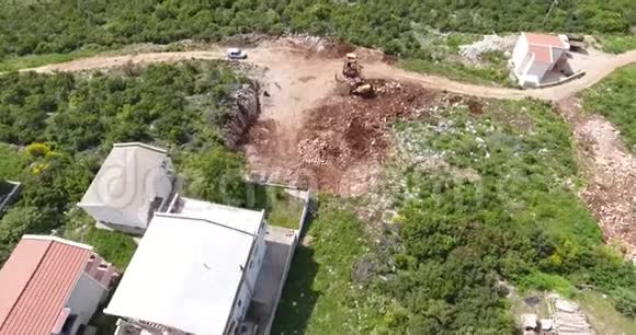 四架直升机飞越建筑工地领土视频的预览图