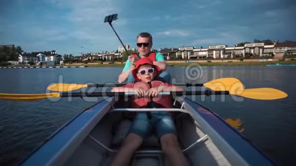 男人和儿子皮划艇视频的预览图