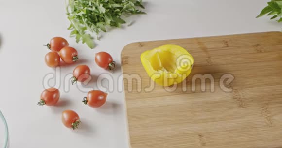 全景慢速视频到食材烹饪沙拉从蔬菜桌子上西红柿辣椒奶酪青菜视频的预览图