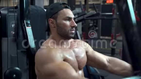 肌肉健美英俊躯干裸露在健身房锻炼视频的预览图