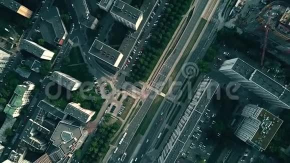 城市街道和城市建筑工地的高空俯视图视频的预览图