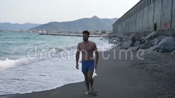 在海滩跑步的年轻人视频的预览图