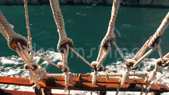 通过海上的船绳观看视频的预览图