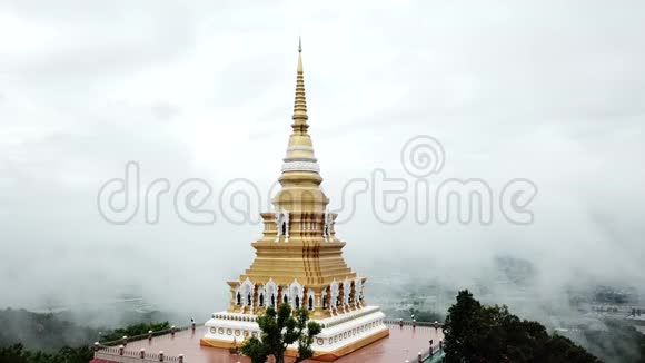 鸟瞰瓦蒙般饶来与雾在山上在清莱泰国视频的预览图