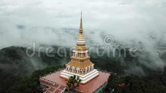 鸟瞰瓦蒙般饶来与雾在山上在清莱泰国视频的预览图