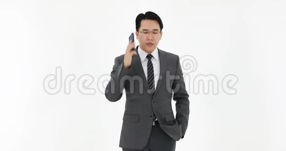 穿西装的商人用手机说话视频的预览图