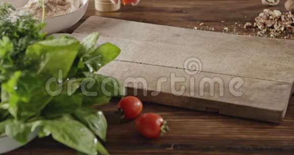 一个女人把她手里的红樱桃西红柿扔在切割木板上鸡胸菠菜鹌鹑蛋西红柿视频的预览图