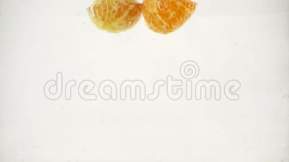 净化橘子落入水中慢动作特写视频的预览图