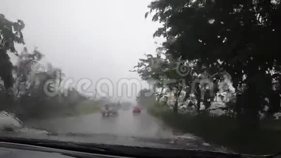 录像片段在下雨的高速公路上开车挡风玻璃上下雨视频的预览图