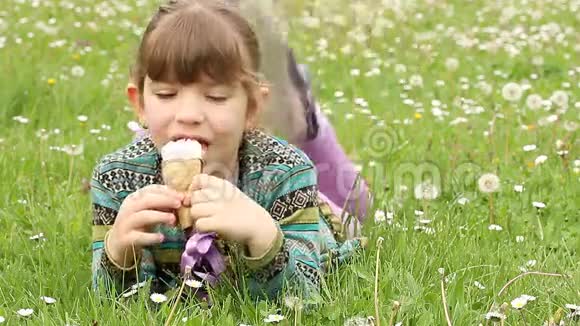 小女孩躺着吃冰淇淋视频的预览图