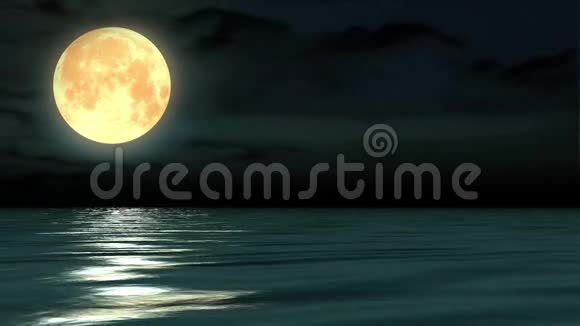 海中的夜月和月光视频的预览图