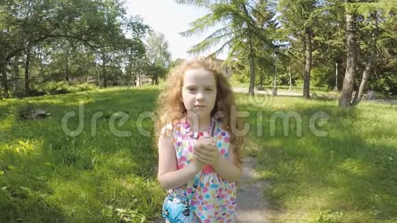 一个夏天公园里手拿蝴蝶的女孩视频的预览图