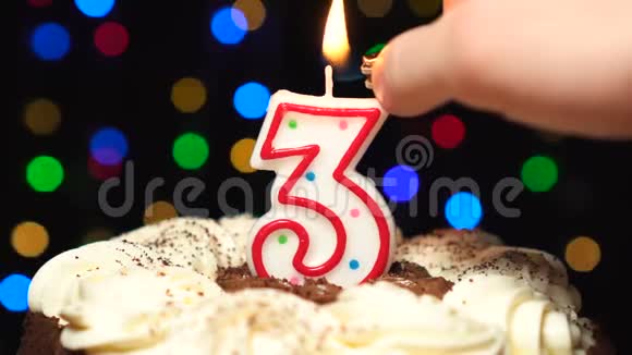 蛋糕上的3号三个生日蜡烛燃烧在最后吹灭彩色模糊背景视频的预览图