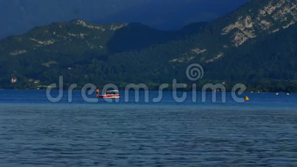 安纳西湖景和山脉视频的预览图