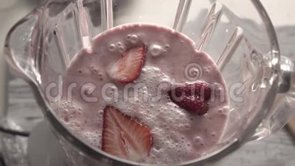 准备奶昔草莓冰沙奶油辣椒种子打开搅拌机然后一声巨响视频的预览图
