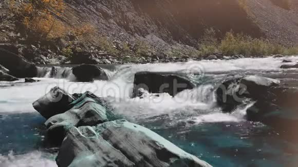 肆虐的山河山河里干净清澈的水野泌尿系统疾病的治疗概念视频的预览图
