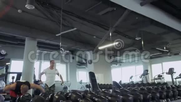 两个强壮的男人在健身房锻炼视频的预览图