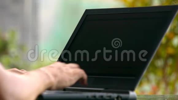关闭笔记本电脑暗屏双手打字信息视频的预览图