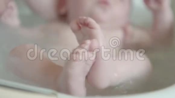 宝贝在洗澡视频的预览图