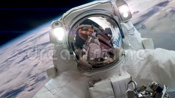 宇航员在国际空间站外进行太空行走视频的预览图