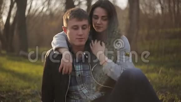 一个年轻的女孩在火边拥抱她的男朋友那个男人和那个女孩欣赏火焰视频的预览图