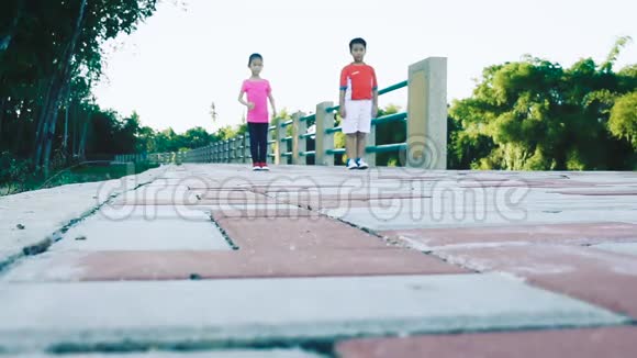 亚洲儿童在公共公园跑步运动服装视频的预览图
