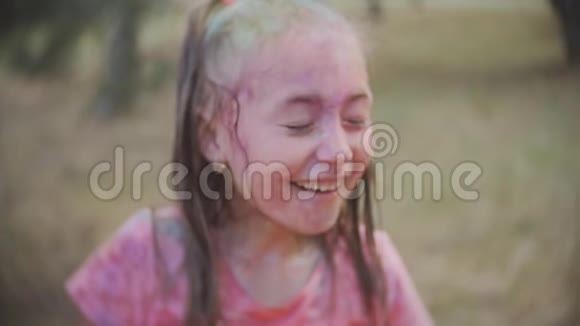 小女孩涂上了颜色霍利在脸上洒了水视频的预览图