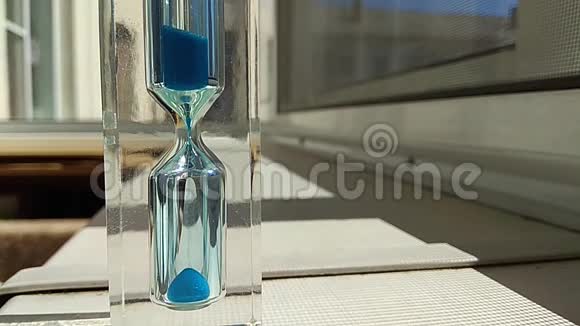 玻璃玻璃里面有快速流动的蓝色沙子时间流逝视频的预览图