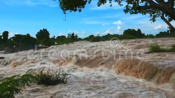 湄公河瀑布东南亚a最大的瀑布视频的预览图