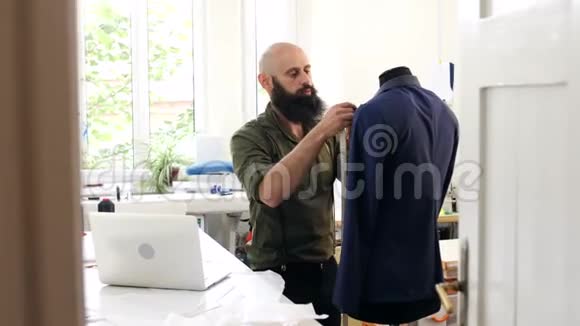 裁缝用人体模型上夹克的翻领来衡量视频的预览图