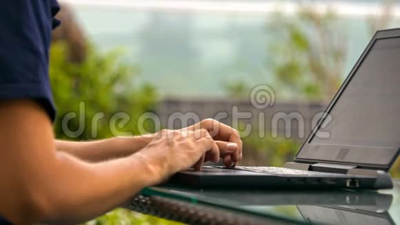 人在笔记本电脑上浏览针对树木的互联网类型视频的预览图