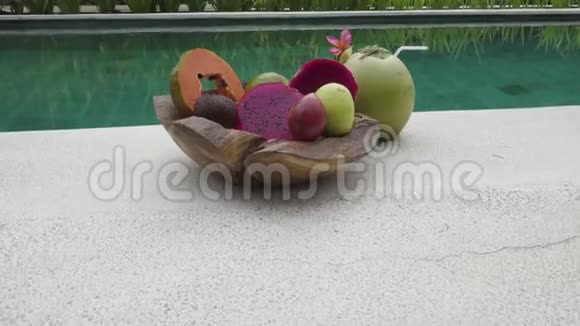 热带度假胜地游泳池的热带水果和可可视频的预览图
