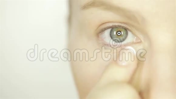女人在眼睛下面涂上护肤霜视频的预览图