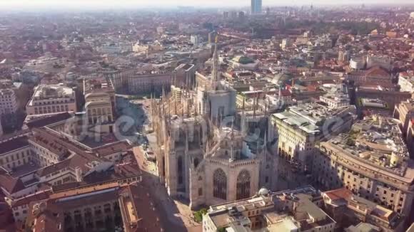 意大利米兰杜莫大教堂著名雕像的空中无人机镜头视频的预览图