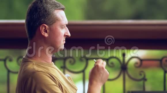 坐在户外抽烟的人视频的预览图