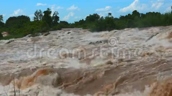KhonePhapeng急流属于亚洲最大的瀑布湄公河瀑布视频的预览图