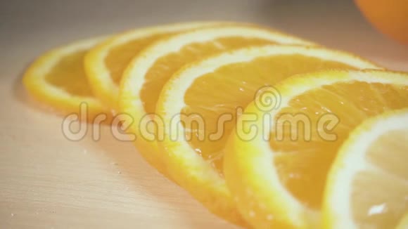 相机在橙色切片上滑动慢动作视频的预览图