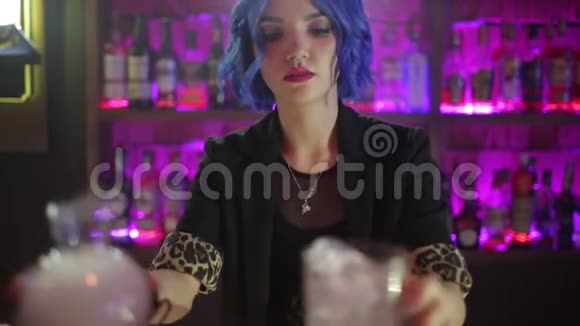 汽酒鸡尾酒女酒保有蓝色头发的女孩夜酒吧鸡尾酒制作视频的预览图
