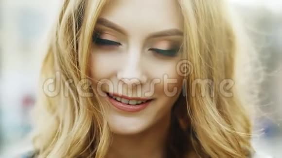 在镜头前微笑的迷人女人的肖像视频的预览图