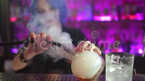 汽酒鸡尾酒女酒保有蓝色头发的女孩夜酒吧鸡尾酒制作视频的预览图