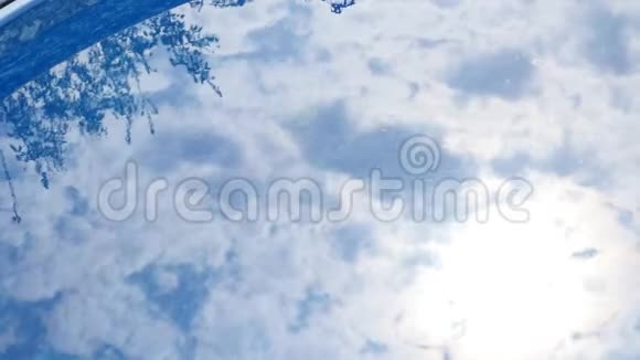 在水中云映天空视频的预览图