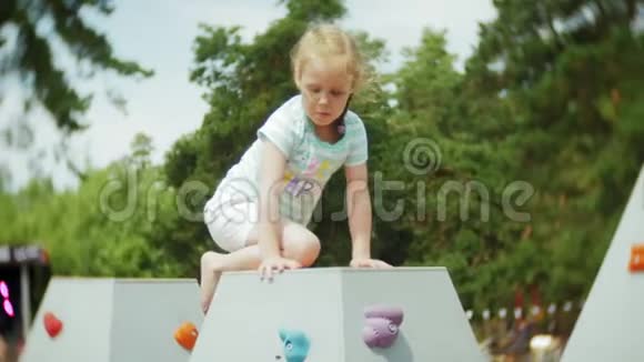 小女孩攀登岩壁视频的预览图