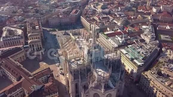 意大利米兰杜莫大教堂著名雕像的空中无人机镜头视频的预览图