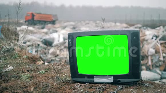 在雪地里放着破电视的垃圾堆视频的预览图