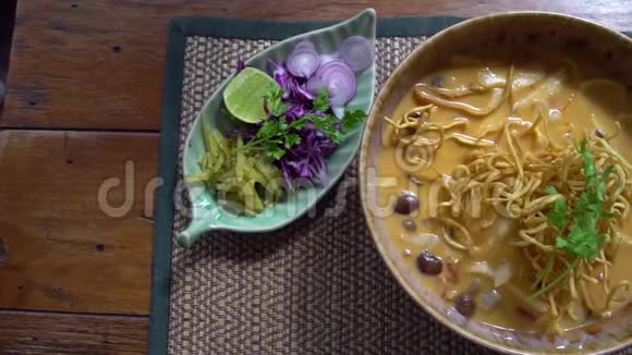 传统兰纳风格的酥面汤的顶级景观正宗诺森泰国菜视频的预览图