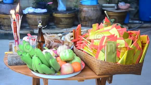 泰国人准备并将祭品放在木桌上向上帝祈祷视频的预览图